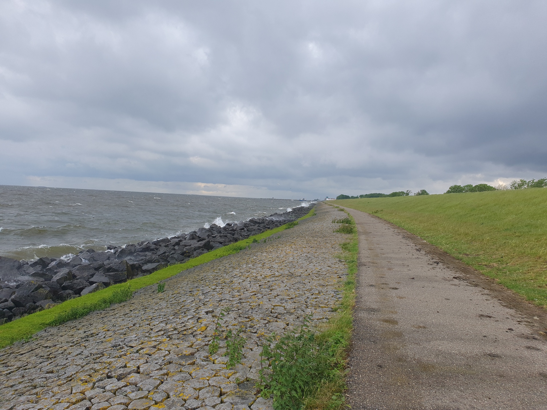 Path along the IJsselmeer towards Urk