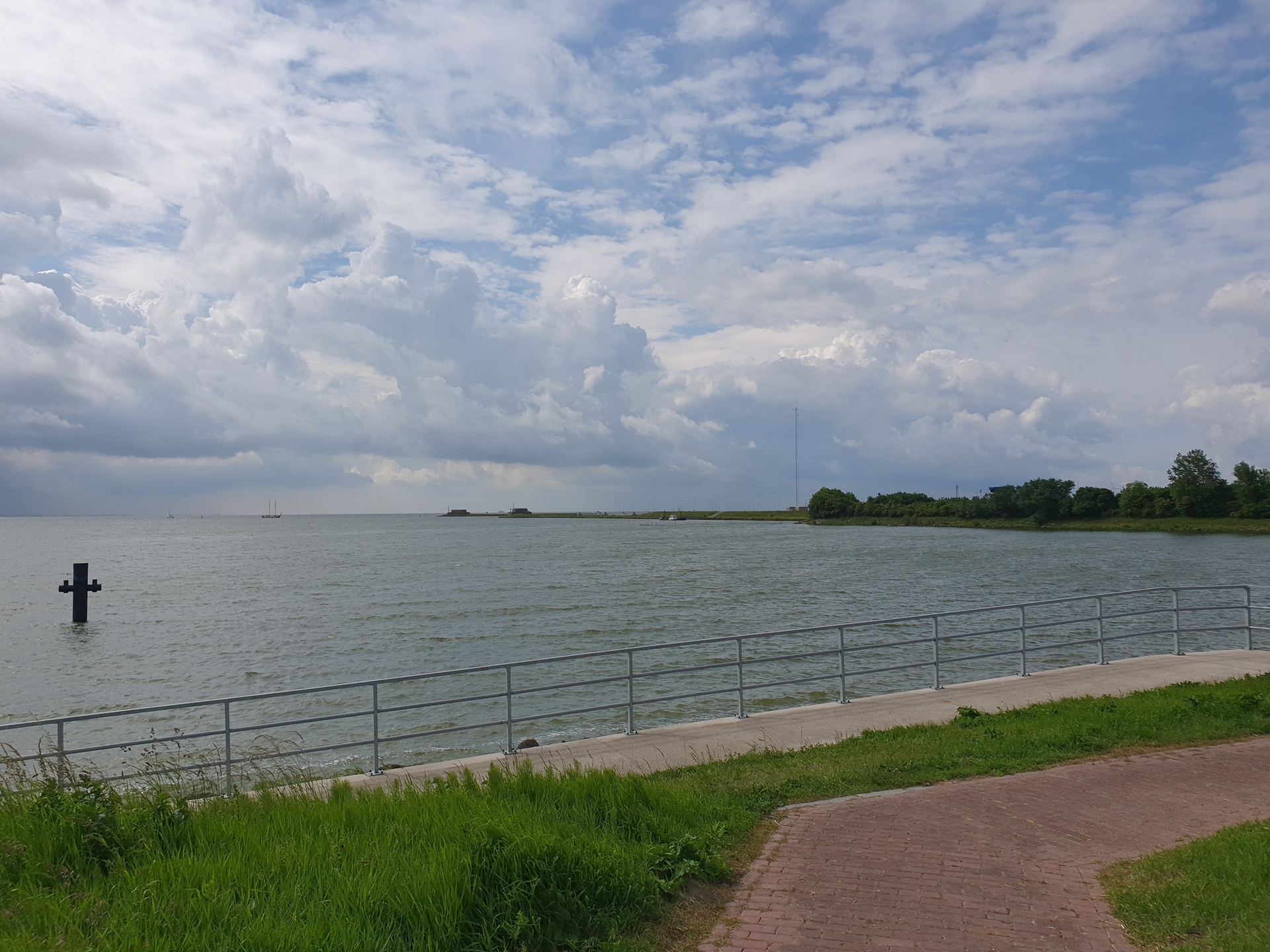 IJsselmeer at Kornwerderzand, looking right